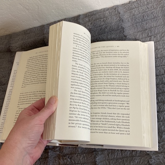 ELIZABETH THE QUEEN The Life of a Modern Monarch Sally Bedell Smith - Picture 6 of 7